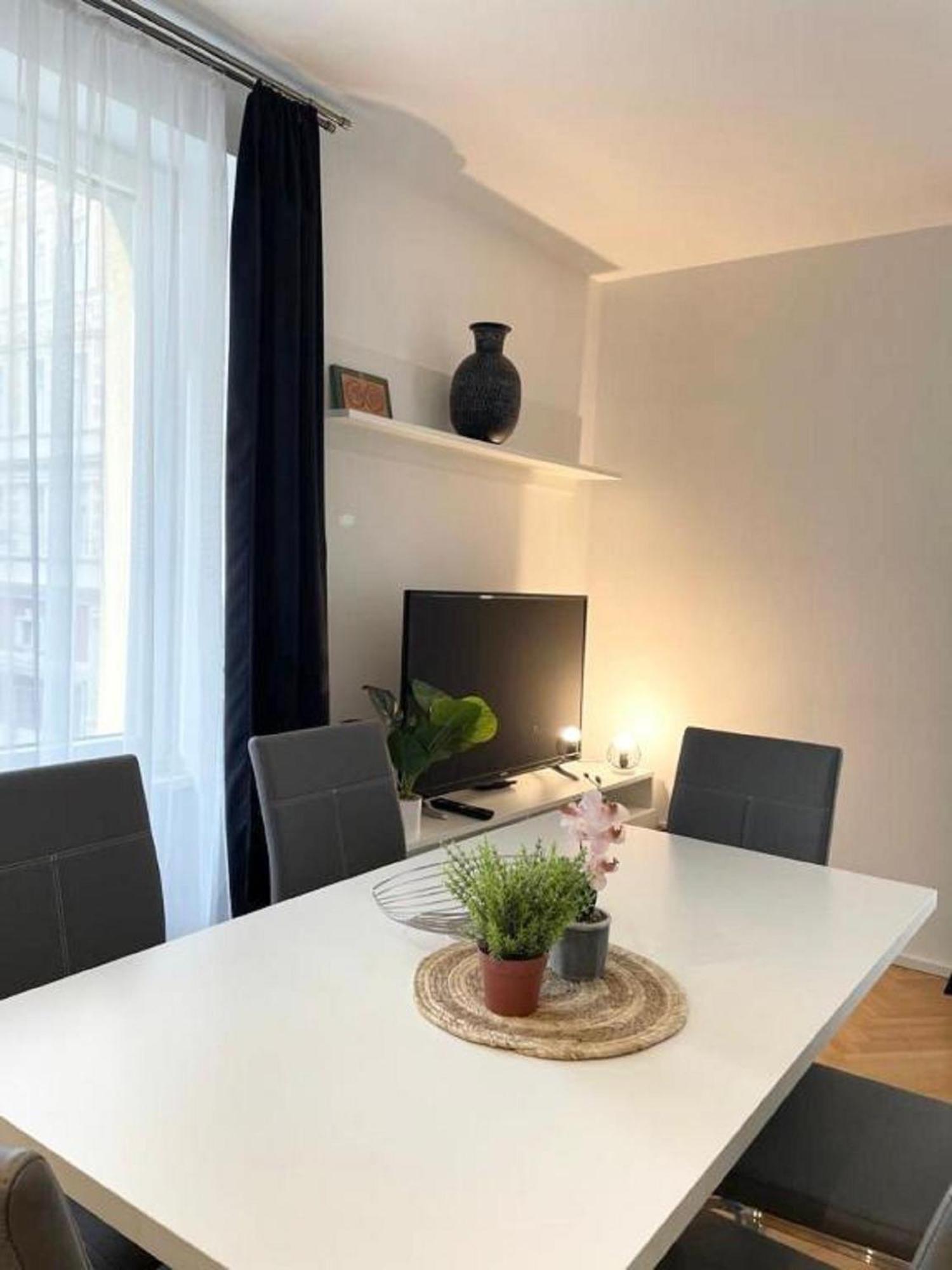 Home Sweet Home - State Opera Wenen Buitenkant foto